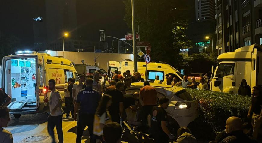 Ümraniye’de hafriyat kamyonu ile otomobil çarpıştı: 1i ağır 4 yaralı