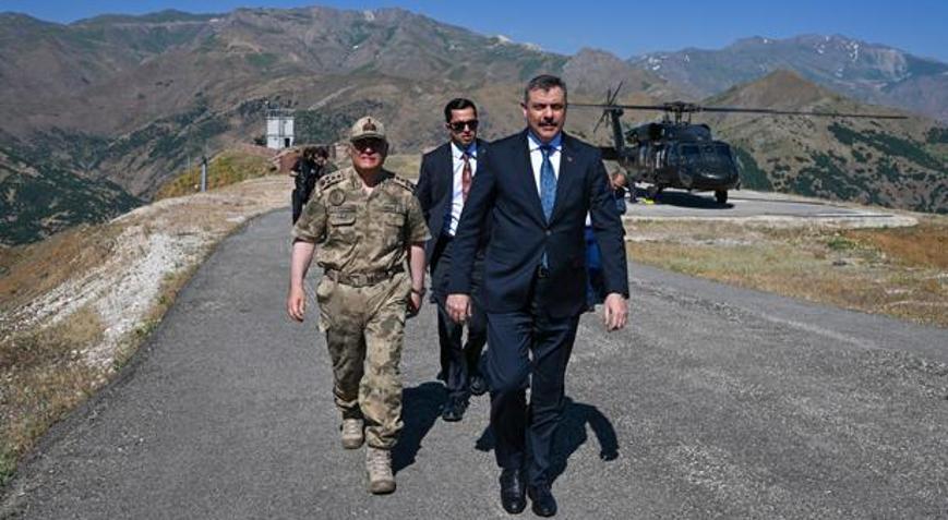 İçişleri Bakanı Çiftçi, Hakkaride üs bölgesini ziyaret etti
