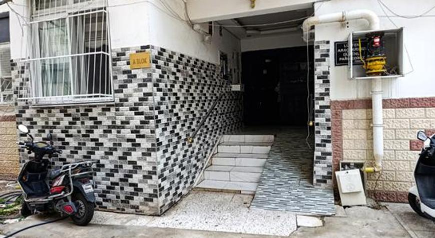 Adanada dehşet Kaçmaya çalışan 2 çocuk annesini çekiçle dövüp, bıçakla boğazını kesti