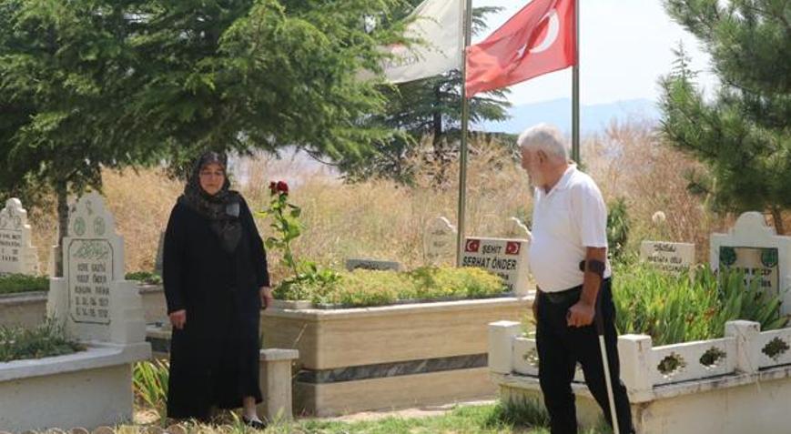 Şehit oğullarını yalnız bırakmadılar Hayatlarını değiştirip mezarının yanına taşındılar