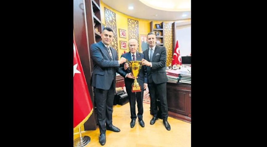 Bahçeli’ye kupa takdimi
