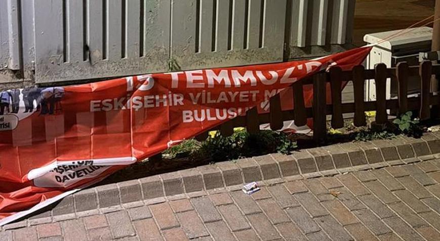 Eskişehirde 15 Temmuz afişlerinin indirildiği iddia edildi