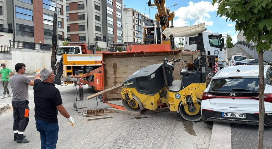 Kamyondan kopan 2,7 tonluk silindir yüklü römork, sürücü kursu aracına çarptı; 2 yaralı