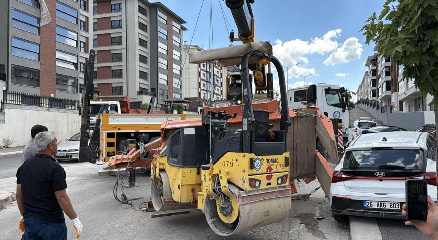 Eskişehir’de yol silindirinin otomobilin üzerine devrildiği kazada 2 kişi yaralandı
