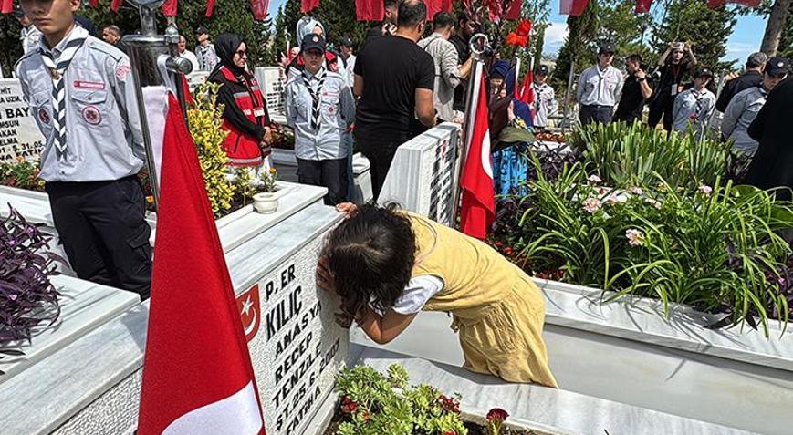 15 Temmuz töreninde duygulandıran an Hiç görmediği şehit dayısının fotoğrafını öptü