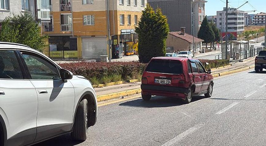 Hatalı manevra pahalıya patladı Kazaya neden olan sürücü arkasına bile bakmadan kaçtı