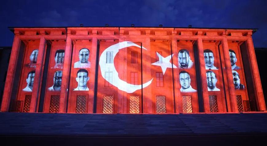 Gazi Mecliste unutulmaz gece 15 Temmuz Destanı TBMM duvarlarında yeniden canlandı