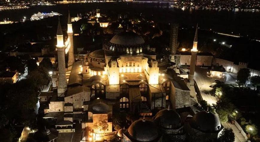 Ülke genelindeki camilerde sela okundu