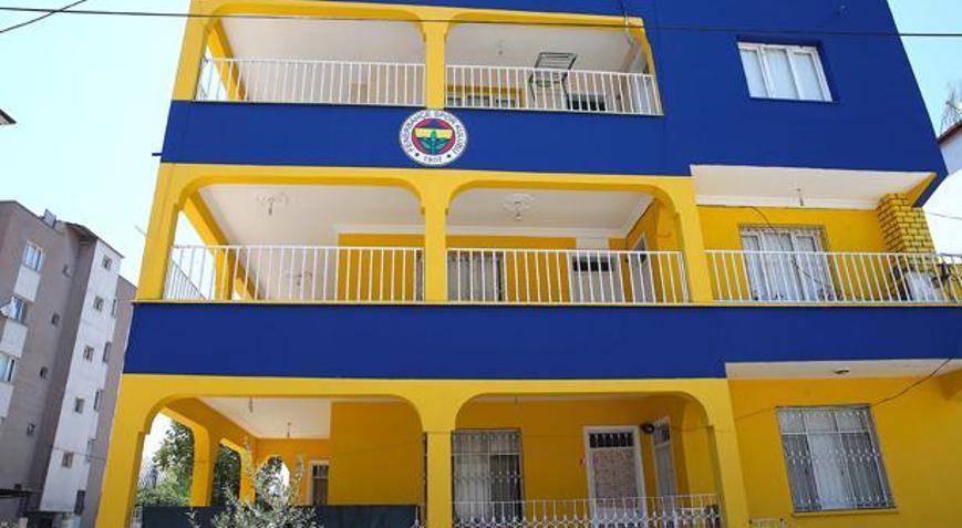 Hatayda Fenerbahçe apartmanı 3 katlı binayı baştan aşağı sarı-laciverte boyadılar