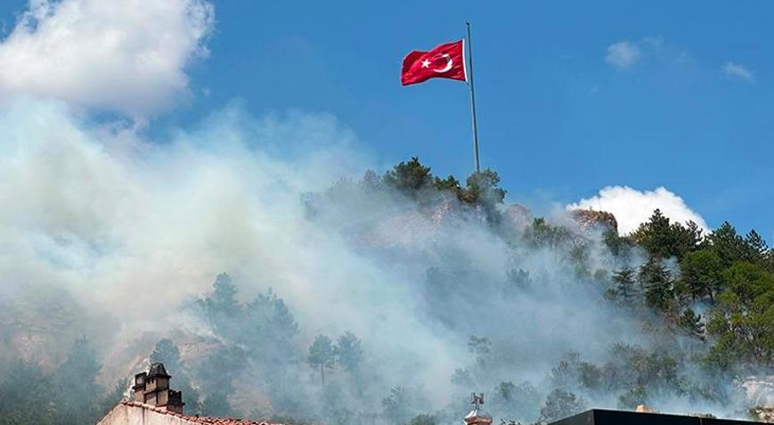 Tarihi Kütahya Kalesinde çıkan yangın kontrol altına alındı