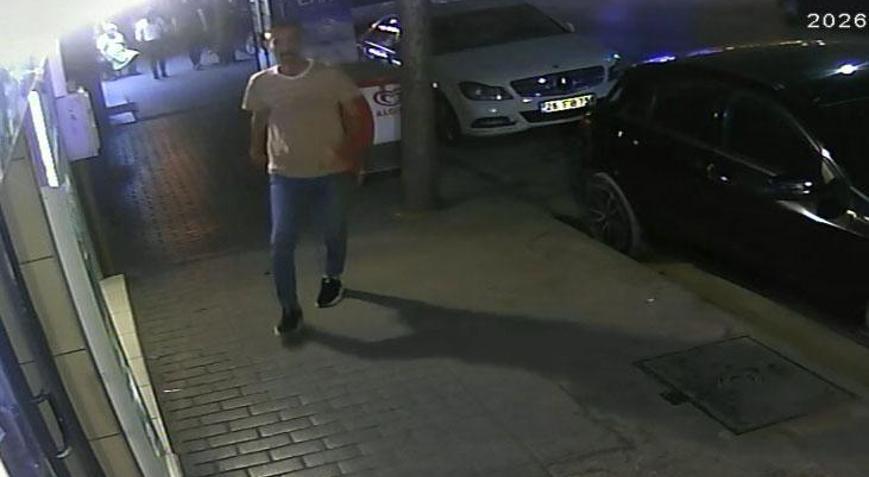 Camı tekmeleyip hiçbir şey olmamış gibi yürüdü; esnaftan kaçamadı