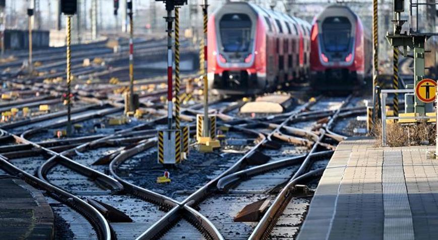 Bilet kontrolü sırasında kavga Görevli trenden aşağı düştü: 120 km hızla ilerliyordu