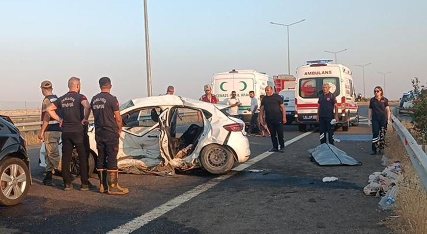Otomobil ile minibüs çarpıştı: 3 kişi hayatını kaybetti, 7 kişi yaralandı