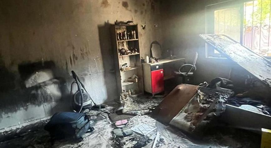 Benzin dolu şişeyle evi kundakladı; anne ve 2 kızı banyoya sığınarak kurtuldu