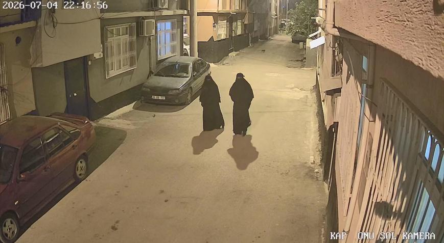 Adanada çarşaflı hırsızlık Kameralara yakalandılar: 1 gün önceden plan yaptıkları ortaya çıktı Adanada çarşaflı hırsızlık Kameralara yakalandılar: 1 gün önceden plan yaptıkları ortaya çıktı