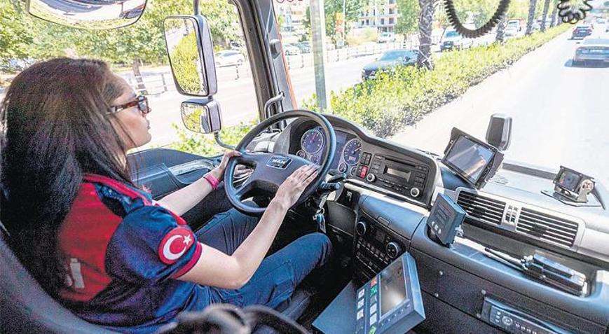 Yangınlara korkusuzca yetişiyor