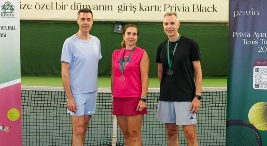 Türkiye İş Bankası Privia Özel Bankacılık Ayın Oyuncusu Tenis Turnuvasında ödüller sahiplerini buldu