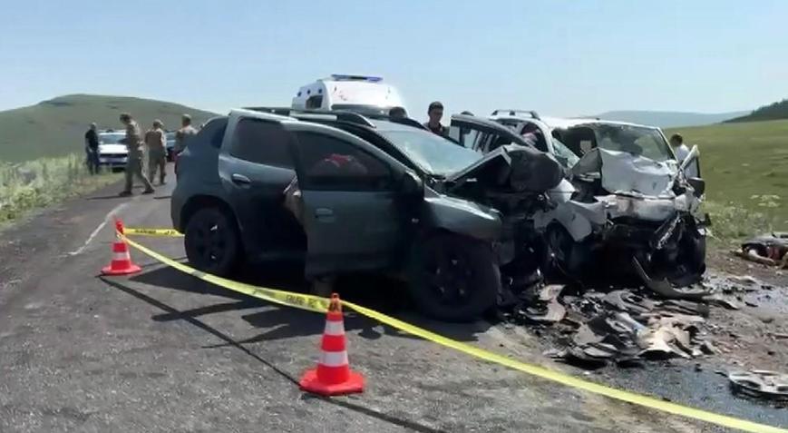 Ardahanda feci kaza İki araç çarpıştı, 4 kişi hayatını kaybetti