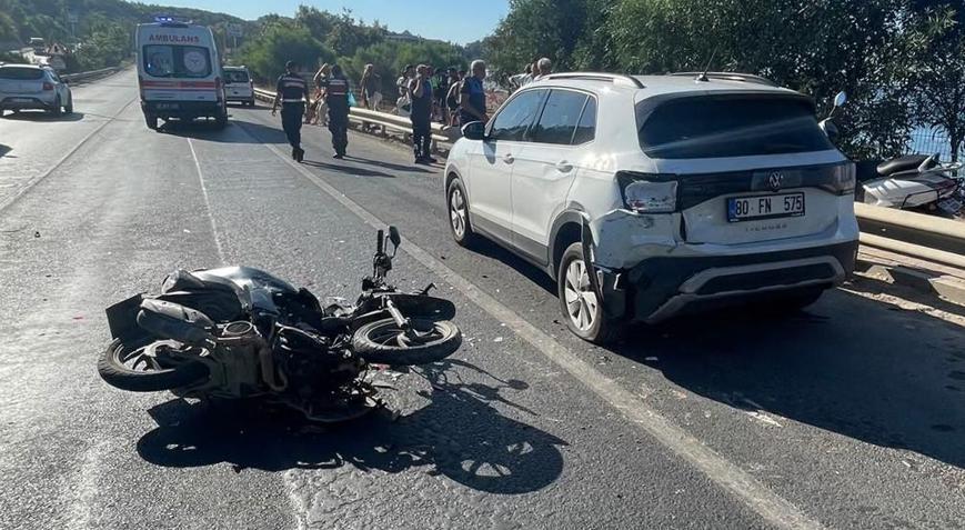 Motosiklet otomobile çarptı: 2 yaralı