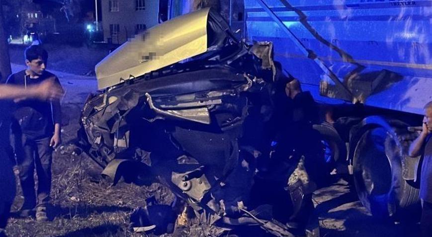 Sakaryada feci kaza Ağaca çarpan araç ikiye bölündü
