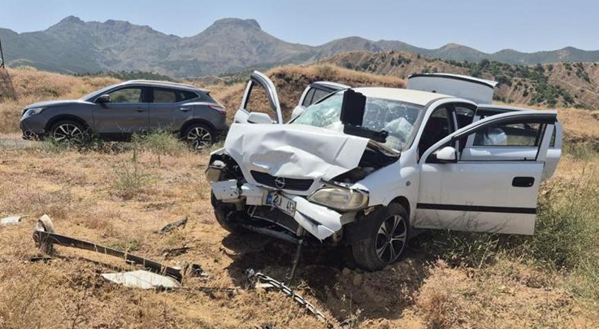 Otomobiller kafa kafaya çarpıştı 1i ağır, 10 yaralı