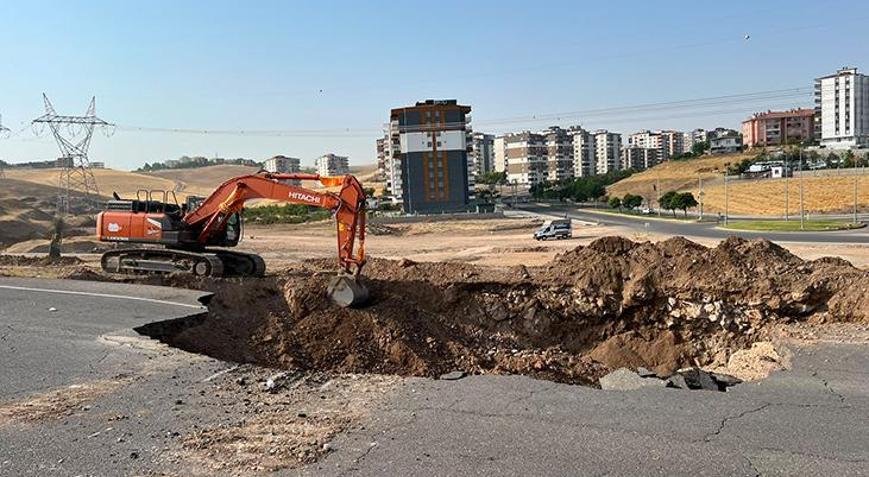 Batmanda ana isale hattının geçtiği yol çöktü