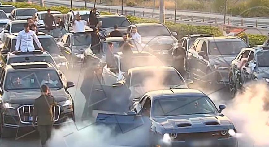 Düğün konvoyunda yol kapatanlara 695 bin liralık ceza