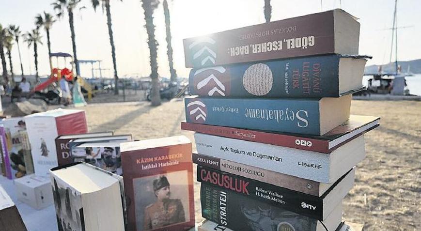 Kitap tutkunları sahilde buluşuyor