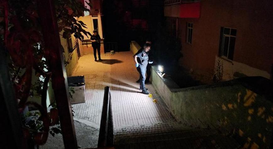 Gece yarısı dehşet anları Çorumda apartman dairesine pompalı tüfekle saldırı