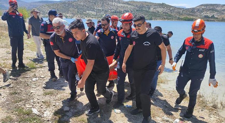 Uzaktan kumandalı yemleme botunu kurtarmak için suya girdi, balçığa saplanıp öldü