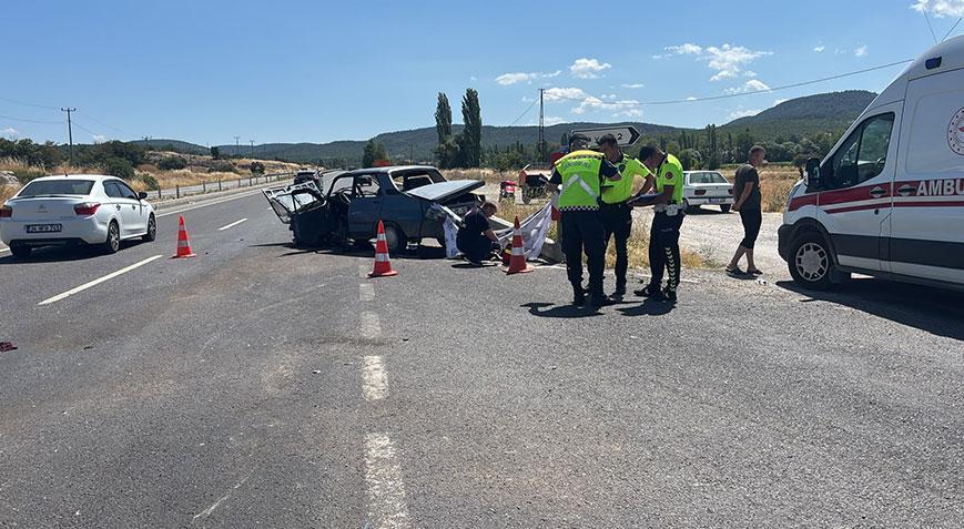 Kütahyada 2 otomobil çarpıştı Ölü ve yaralılar var