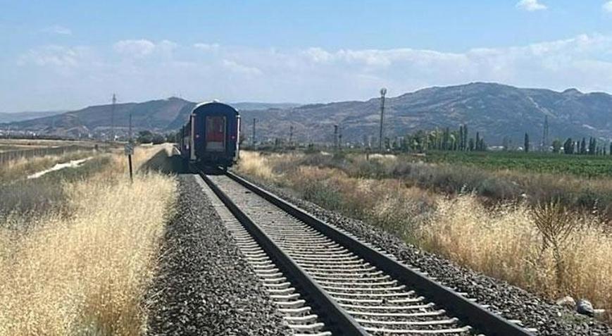 Afyonkarahisarda trenin çarptığı tarım aracındaki 1 kişi öldü, 2 kişi yaralandı