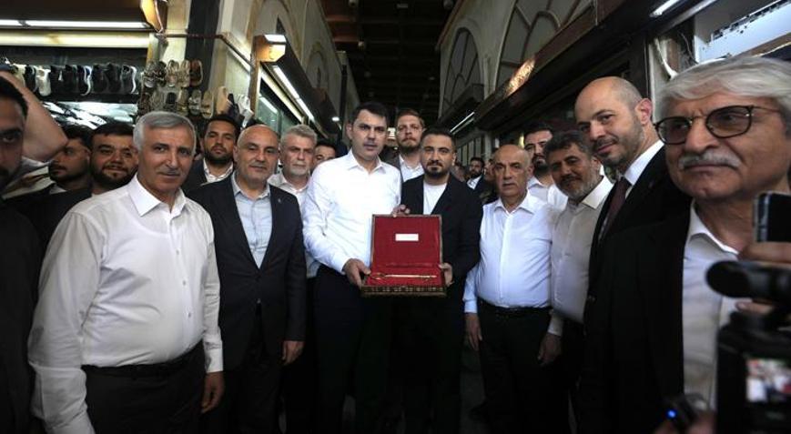 Bakan Kuruma Kahramanmaraşta yeniden ihya edilen Kapalı Çarşının sembolik anahtarı verildi
