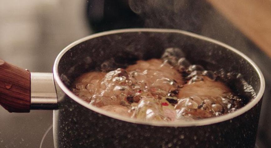 Haşlarken çatlayan yumurta derdine son Suyuna bir kaşık eklemek yetiyor