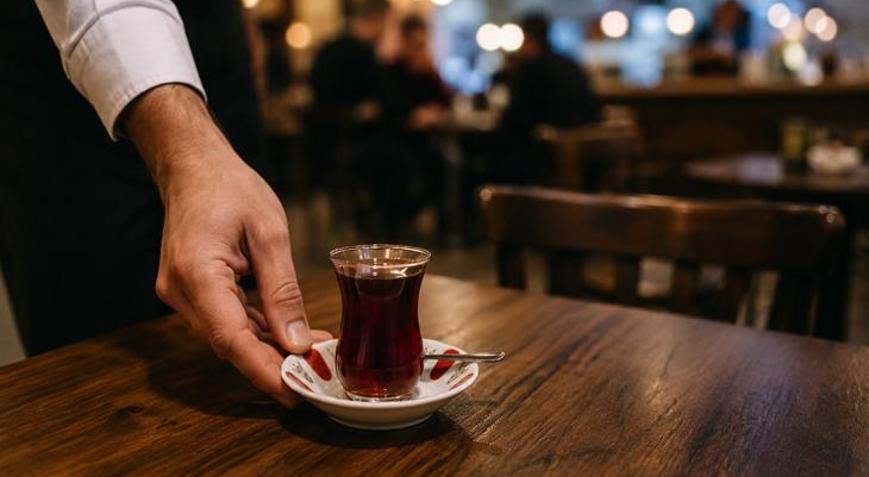 Bardağı masaya sert koydu, işinden oldu Son sözü mahkeme söyledi
