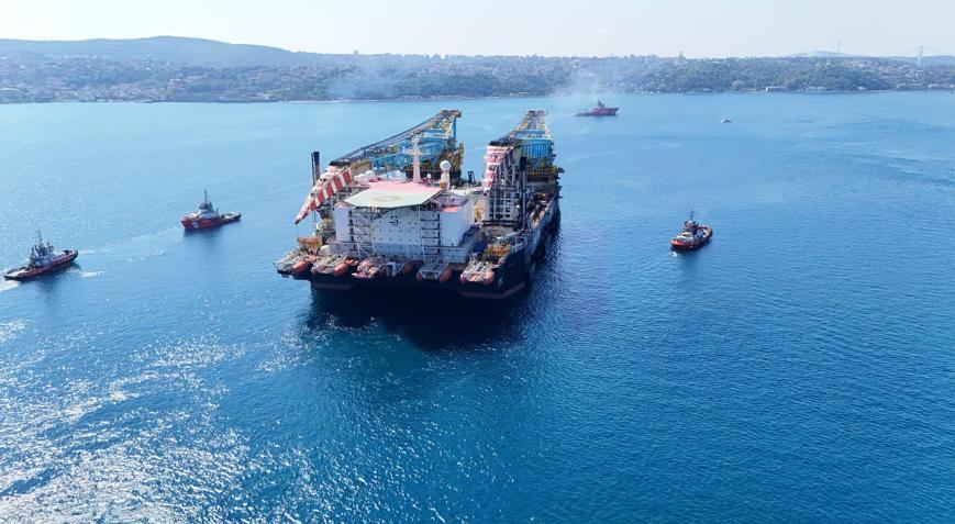 İstanbul Boğazında nefes kesen geçiş Dünyanın dev gemisi için trafik durduruldu