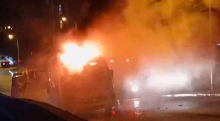 Kartalda minibüs yangını Peş peşe patlamalar yaşandı