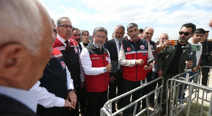 Bakan Yumaklı Güvenli Elektronik Küpe İzleme Sistemini tanıttı Her hayvanın dijital bir kimliği olacak