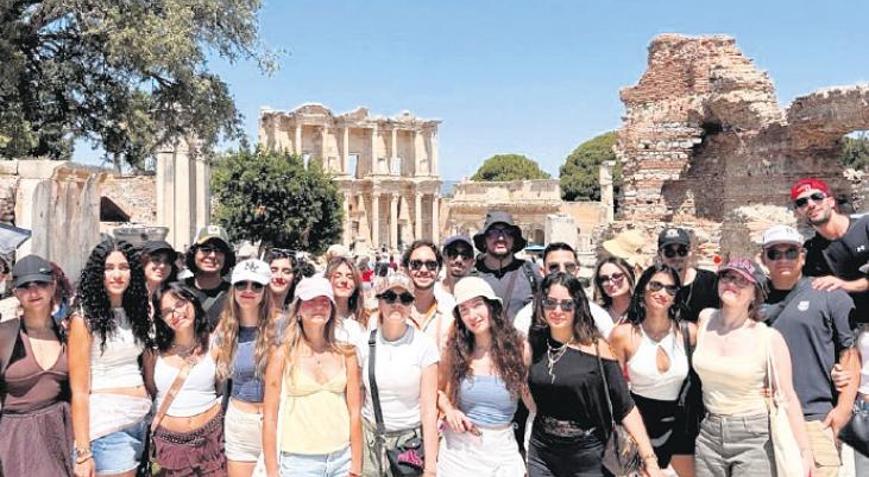 İzmir’de gençlik köprüsü kuruldu