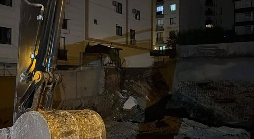 Çekmeköyde inşaatın istinat duvarı çöktü; 5 katlı bina tahliye edildi