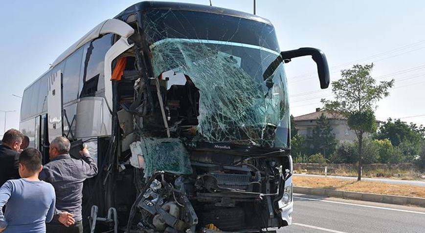 Yolcu otobüsü kamyonete çarptı: 1 kişi öldü, 15 kişi yaralandı