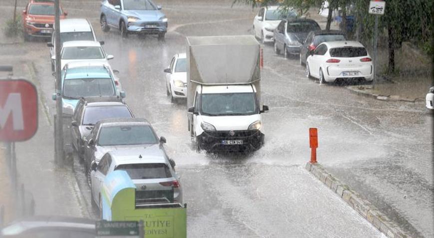 Erzurumda 10 dakikalık sağanak hayatı felç etti