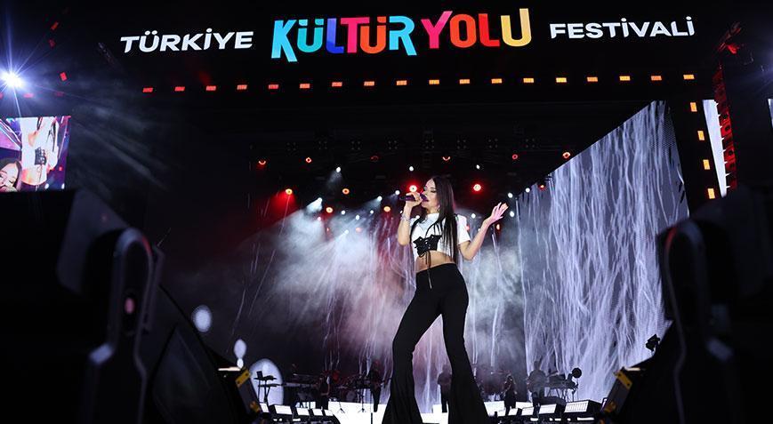 Simge Sağın Malatyayı salladı Konser alanında renkli görüntüler
