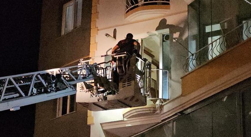 Kötü koku yayılan evde acı manzara İtfaiye ekipleri cansız bedenini buldu