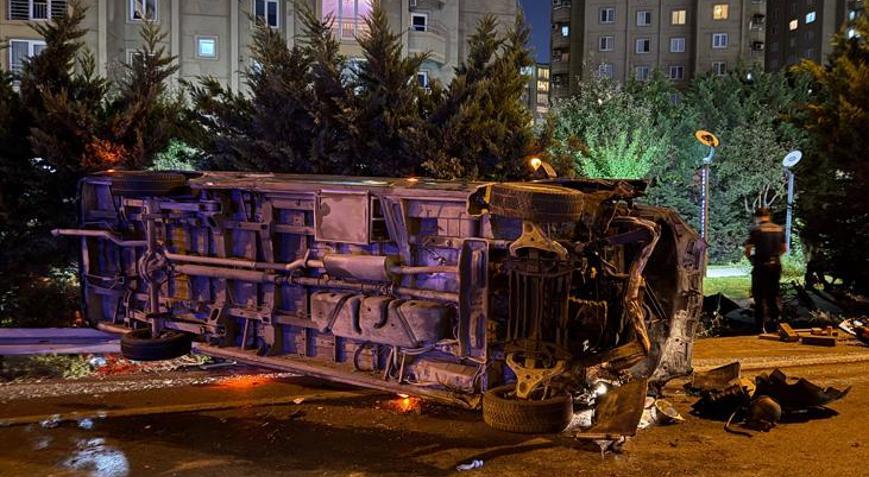 Makas atan minibüs zincirleme kazaya neden oldu: 1 ölü, 5 yaralı