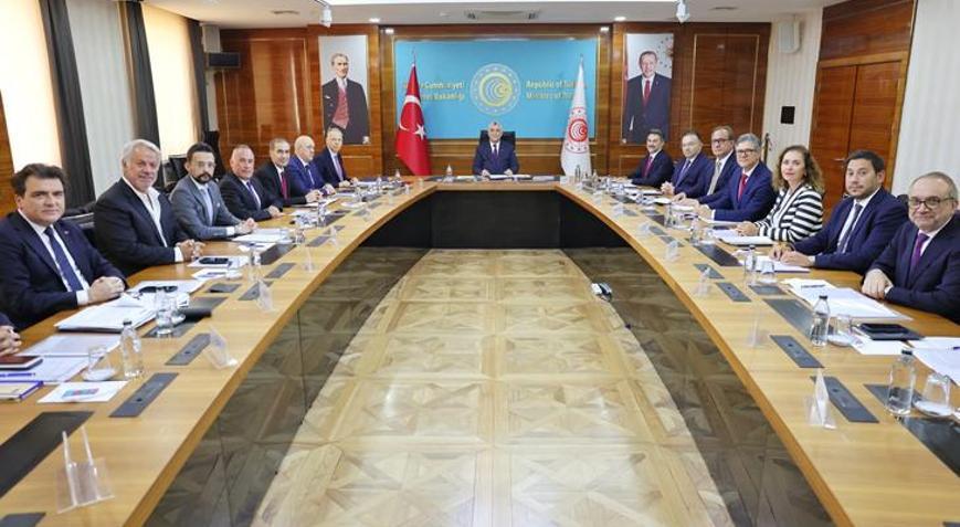 Bakan Bolat, Hizmet İhracatçıları Birliği yönetimini kabul etti Hizmet ihracatında 122,6 milyar dolarlık rekor