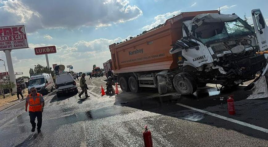 Ankarada midibüs ile kamyon çarpıştı; 1 ölü, 16 yaralı