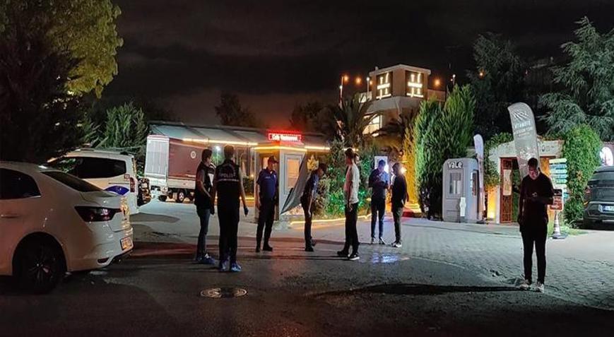 İstanbul Küçükçekmecede kafede işletme sahibine silahla ateş açıldı Yaralılar var