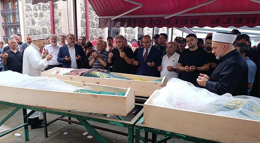 Giresunda akıntıya kapılarak ölen anne ile iki kızının cenazeleri toprağa verildi