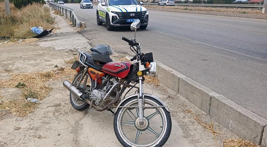 Lastiği patlayan motosiklet devrildi: 2 yaralı